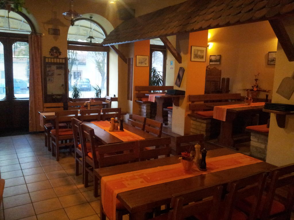 Hotel Excellent Кромержиж Экстерьер фото